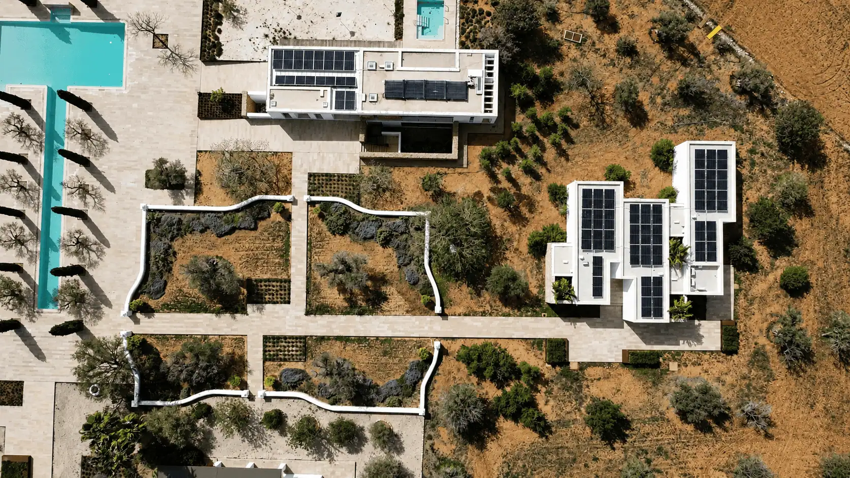 Casas blancas típicas de Ibiza con energía sostenible