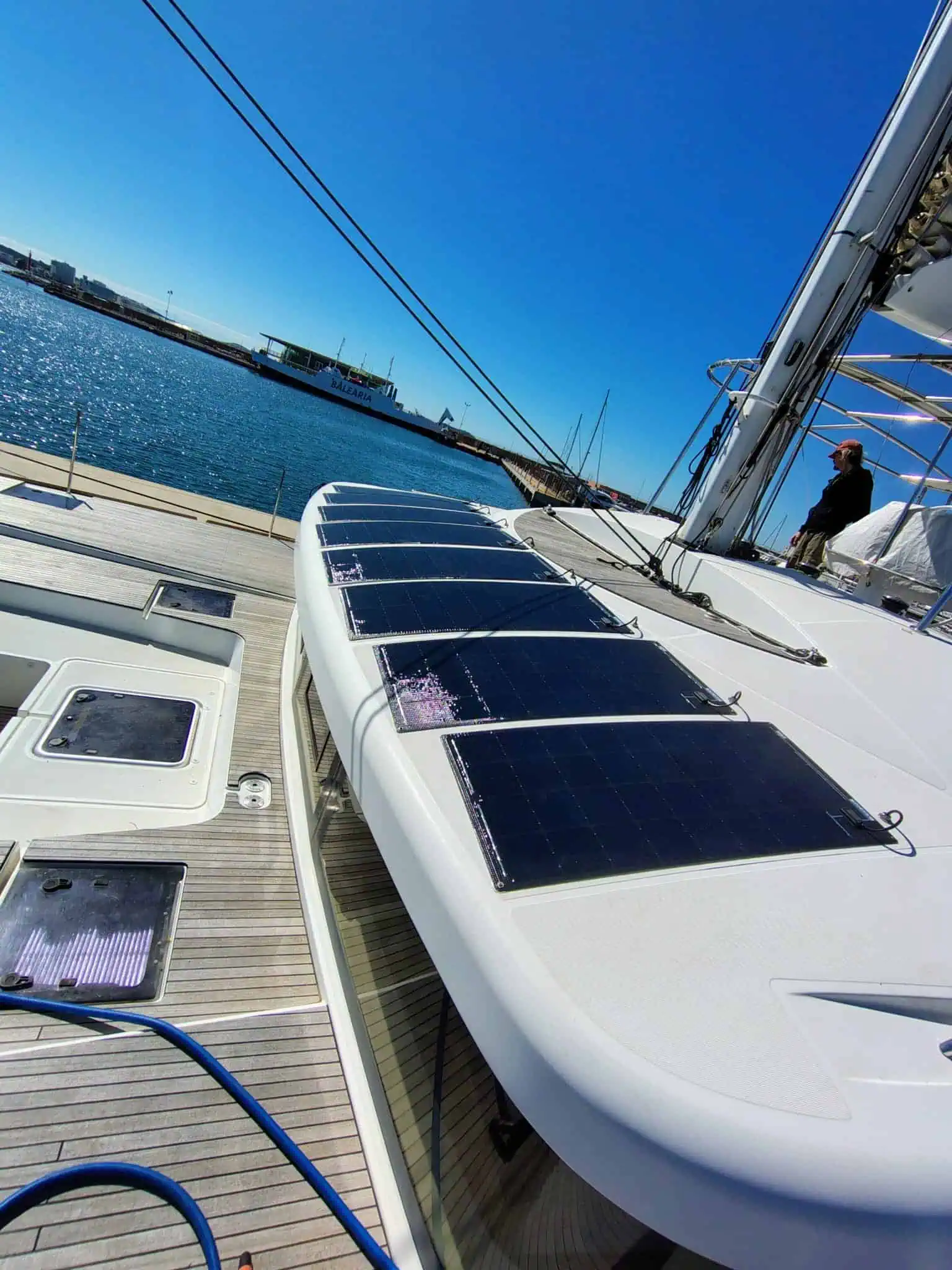 Furgoneta camper con paneles solares