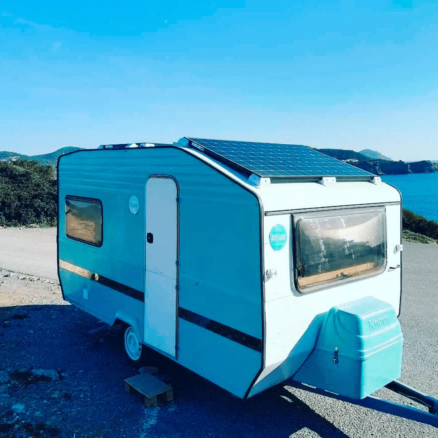 Autocaravana con panel solar instalado en el techo