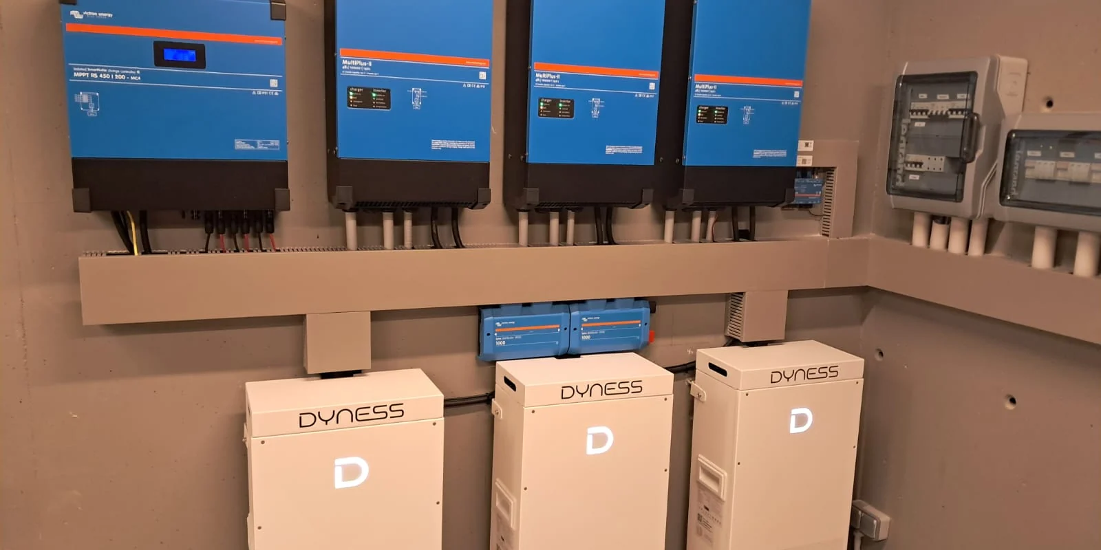 Inversores y baterías de una instalación de autoconsumo