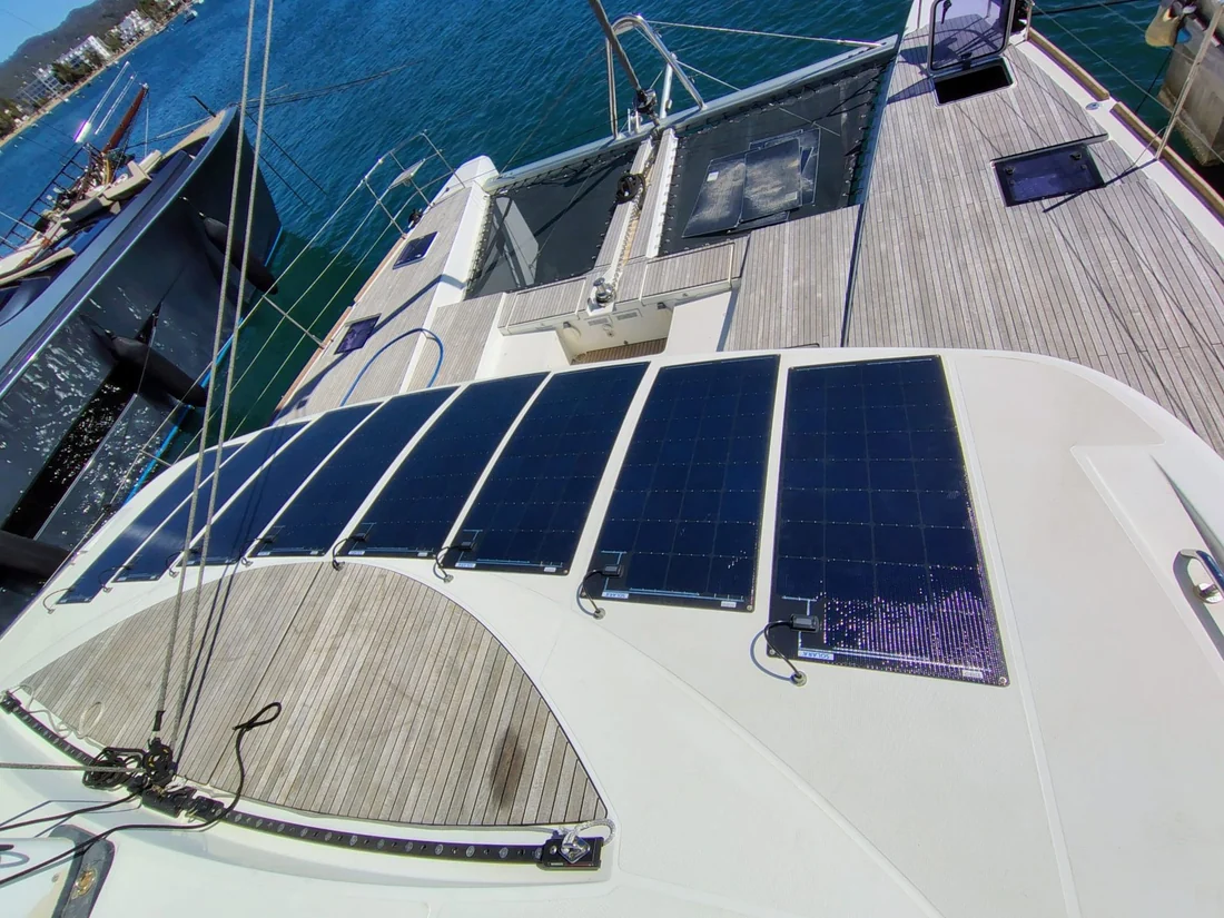 Paneles solares instalados en la cubierta de una embarcación