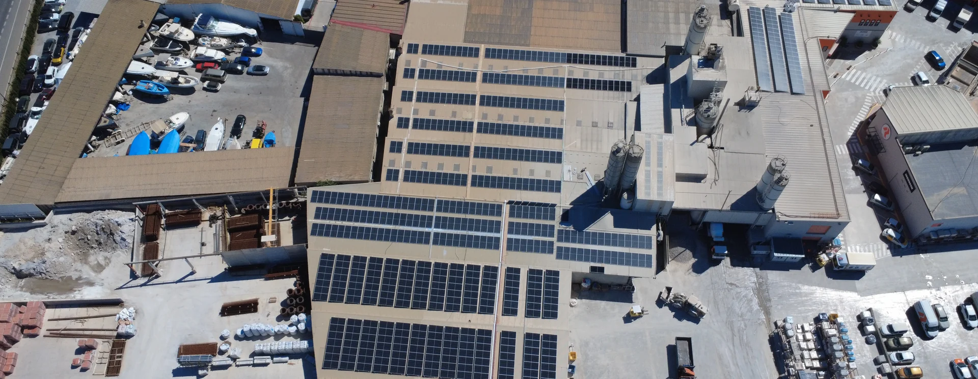 Vista aérea de naves industriales con instalación fotovoltaica