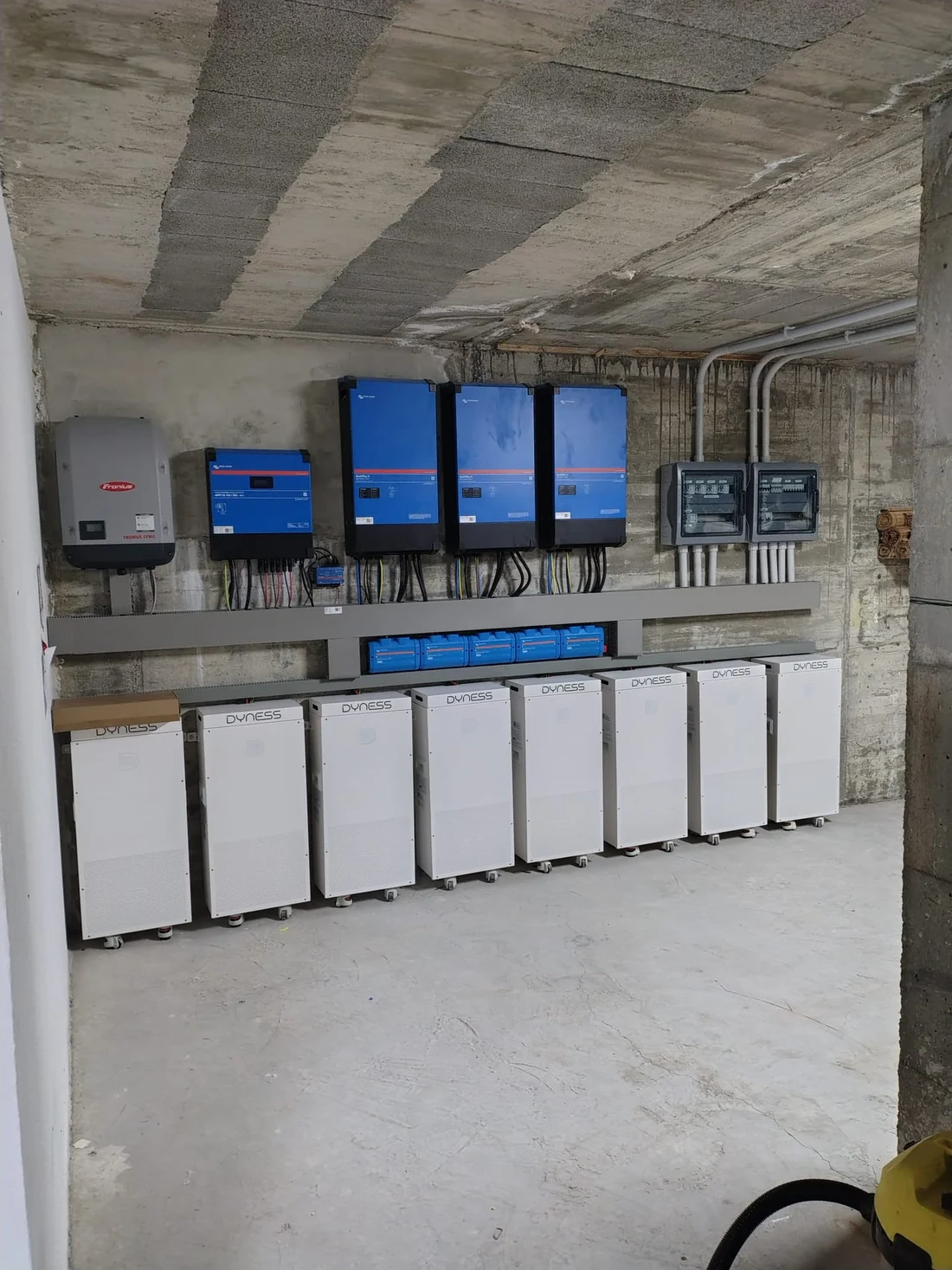 Inversores instalados en fila en la sala técnica