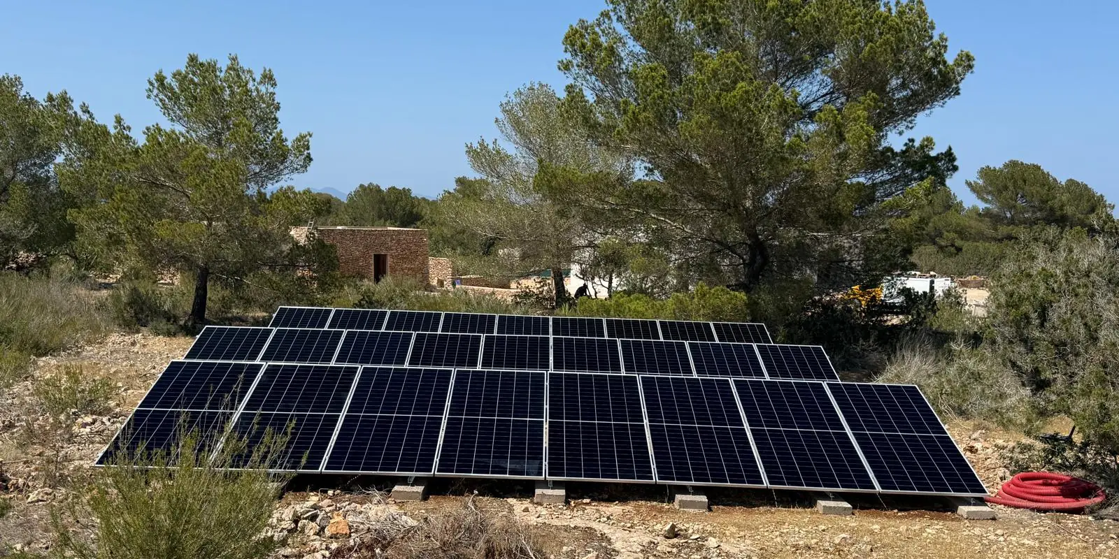 Kit solar montado sobre bancada en una finca