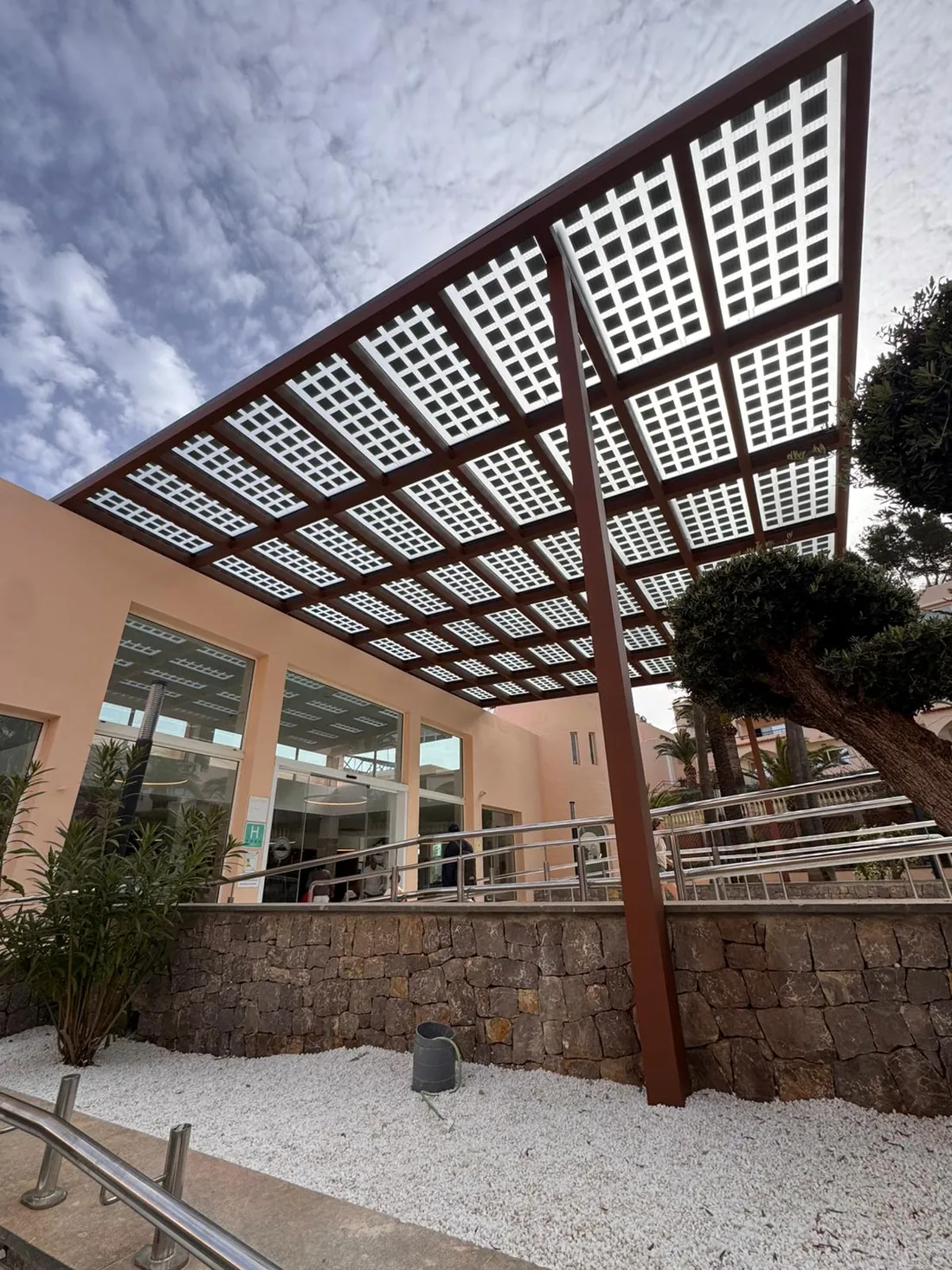 Pérgola con módulos fotovoltaicos semitransparentes