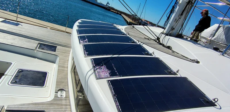 Paneles solares instalados en la cubierta de un velero