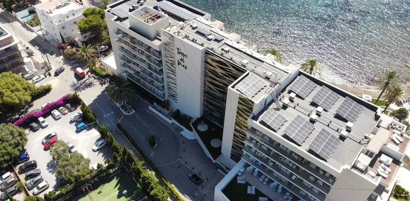 Hotel de primera línea con la cubierta llena de paneles solares