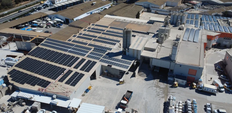 Nave industrial con la cubierta llena de paneles solares