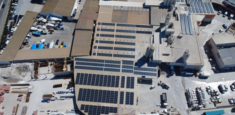Vista aérea de naves industriales con instalación fotovoltaica