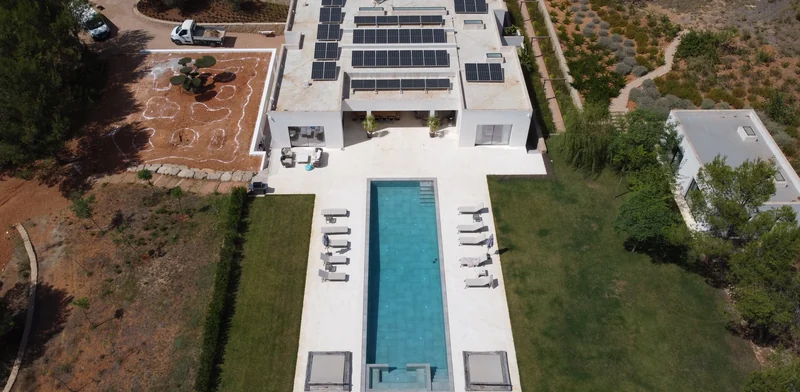Vivienda unifamiliar con paneles solares y piscina