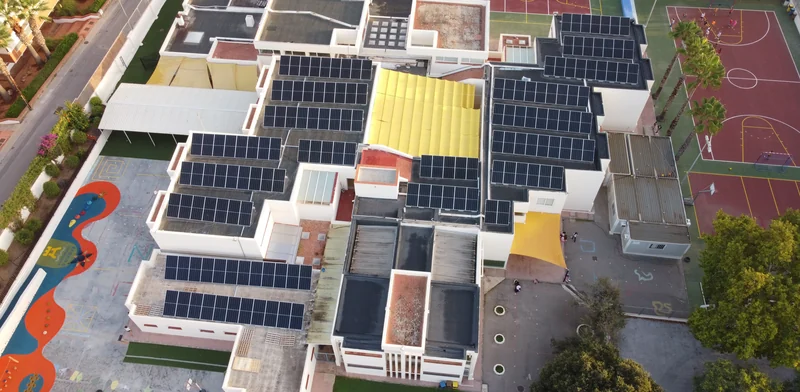Paneles solares sobre las cubiertas de un centro educativo