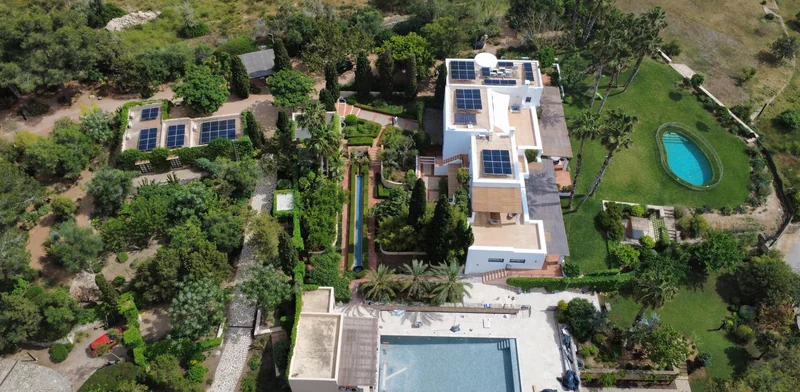 Vivienda con jardín y paneles solares en cubierta